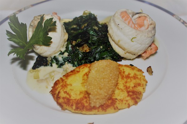 Fischröllchen mit Blattspinat und Kartoffelplätzchen