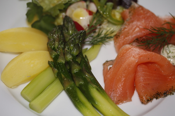 Grüner Spargel mit Gravedlachs
