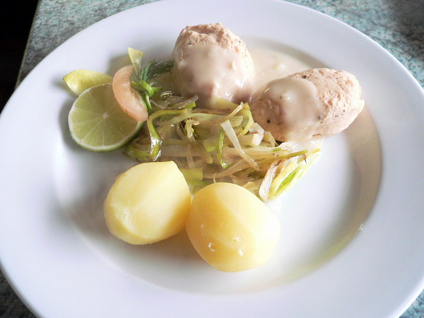 Lachsklößchen mit Lauchstreifen