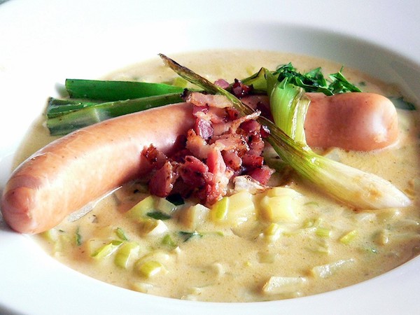 Lauchcremesuppe mit Würstchen