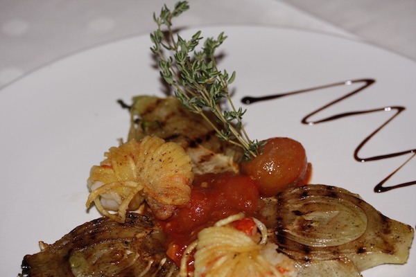 Riesenkrevette auf geschmolzene Tomate und Fenchel
