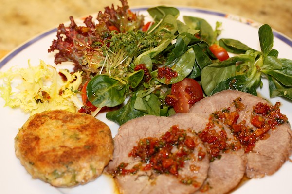 Salatteller mit Braten und Macairekartoffeln