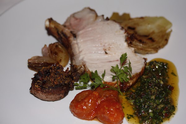 Schweinerücken am Stück gebraten mit Salsa verde