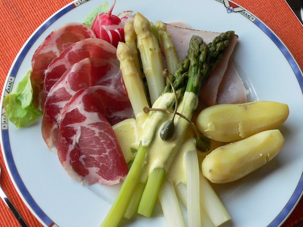 Spargel weiß und grün mit Hollandaise mit Schinken