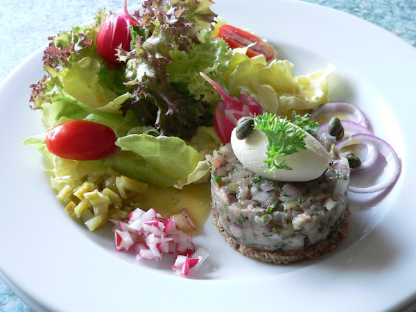 Matjestartar an kleinen Salat